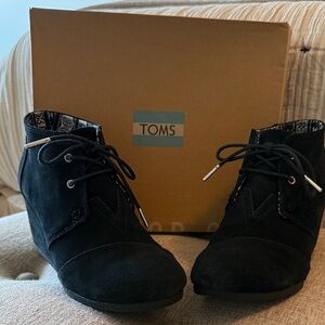 TOMS Women's Classic Black Lace-Up Ankle Booties
